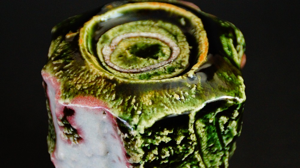 Yunomi tea bowl made of Oribe ware by Kawachi Hidetoshi base close-up