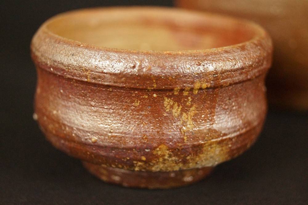 Bizen ware tokkuri set with 2 guinomi guinomi front view