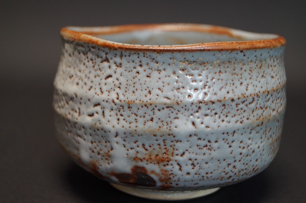 Handgetöpferte japanische Teeschale (Chawan) Shino Keramik Shuichi Sawada
