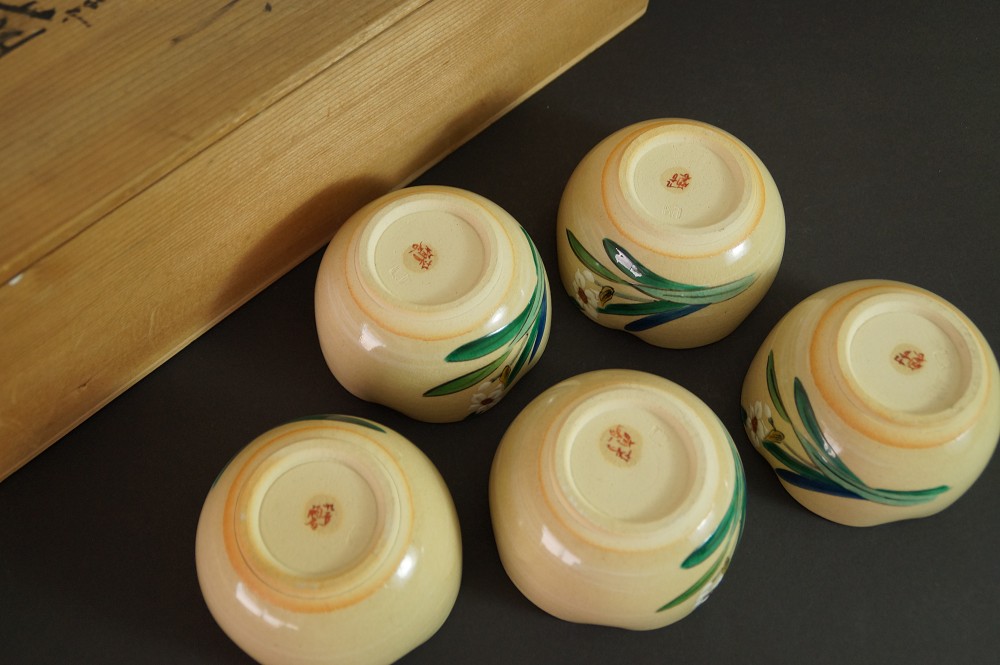 Set of Five Tea Bowls Made of Kutani Porcelain Base Close-Up