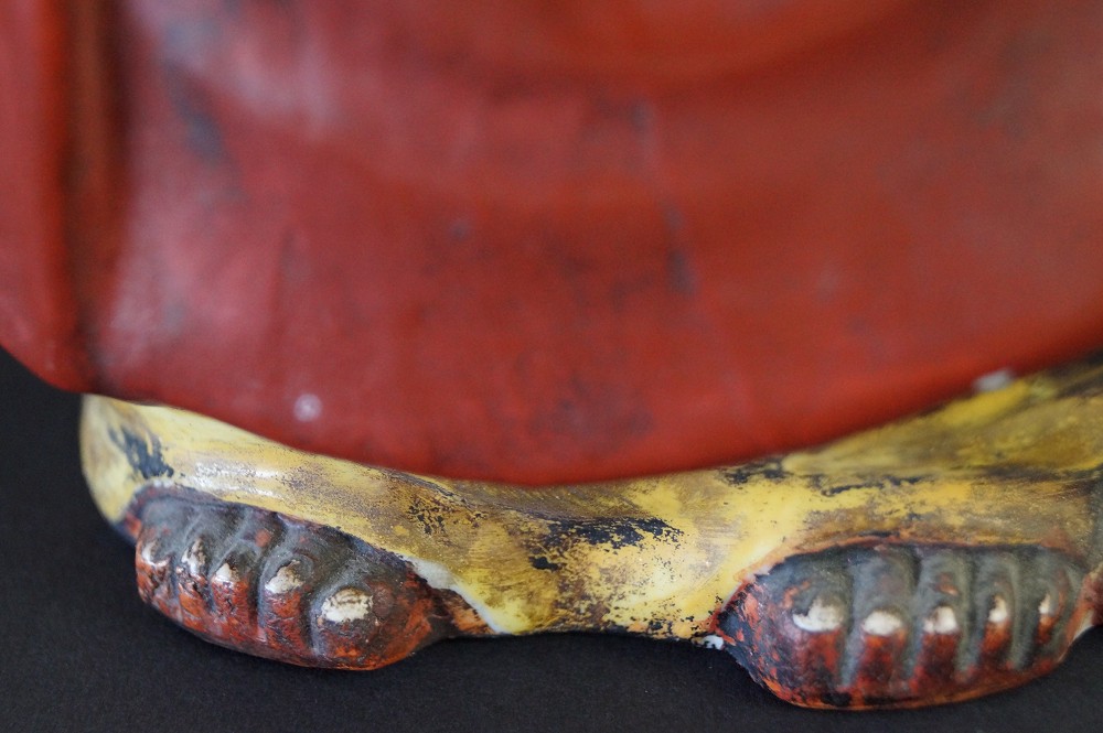 Daruma figure made of Kutani porcelain foot close-up