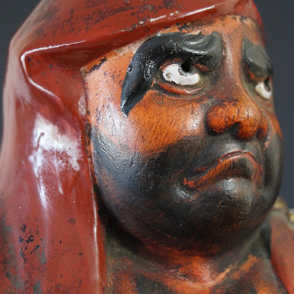 Daruma Figur aus Kutani Porzellan Gesicht Nahaufnahme Vorschau