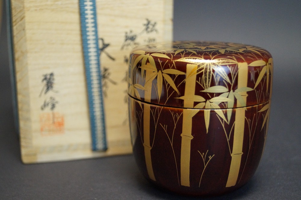 Makie O Natsume mit Bambusmotiv in Rotlack von Reiho Sasaki Frontalansicht mit Aufbewahrungsbox