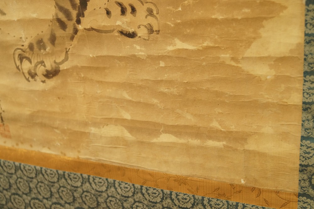 Two playing tigers by Tanaka Koga mounting detail 2