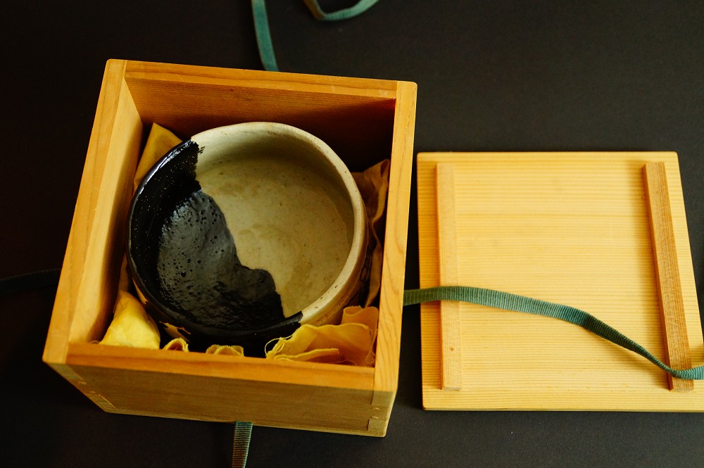 Chawan Tea Bowl with Floral Motif Made of Oribe Ware in Storage Box