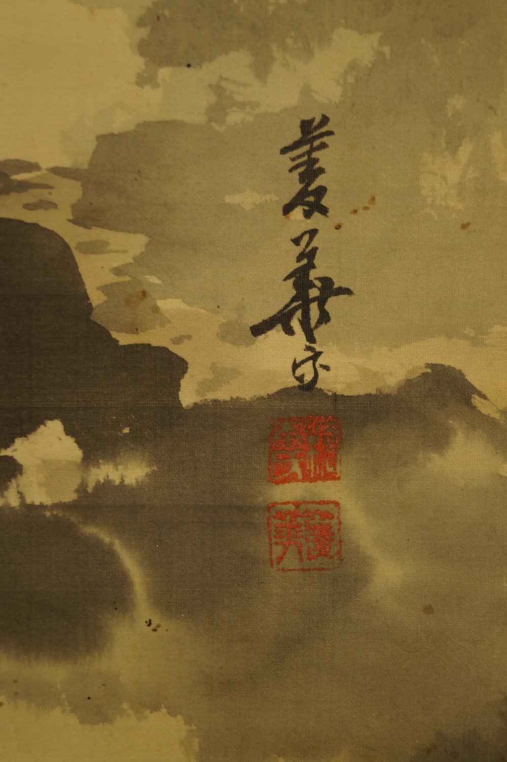 Japanisches Rollbild Signatur und zwei rote Siegel des Kuenstlers Nahaufnahme
