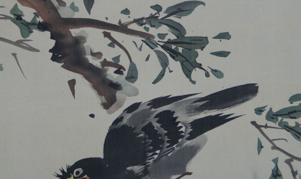 Kakemono by Yamada Shūhei: starling on a pomegranate branch, in color on silk.