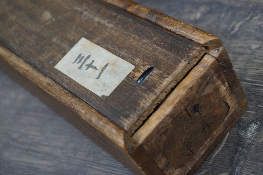 Detail view of the storage box with handwritten label of the Kakemono