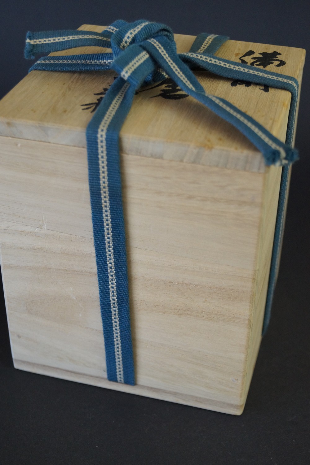 Bodhidharma Figur Aufbewahrungsbox Nahaufnahme mit Kordel