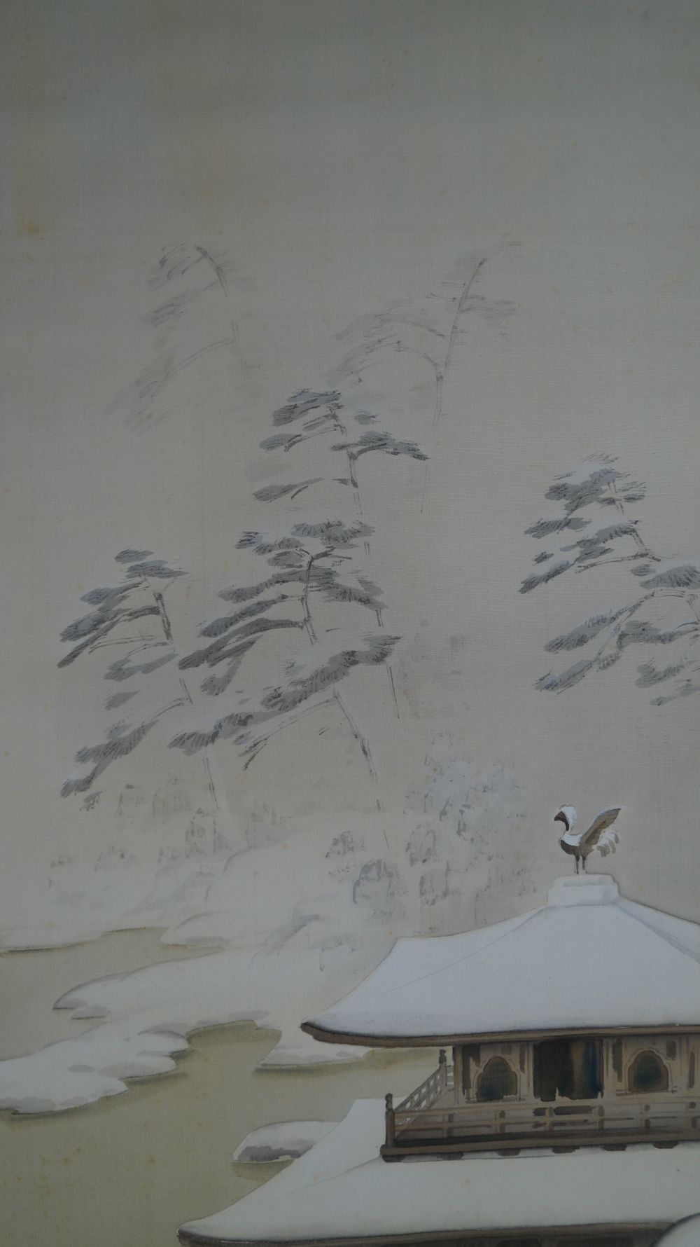 Nahaufnahme der schneebedeckten Kiefern neben dem Tempeldach im Kakemono Verschneites Kloster am stillen See