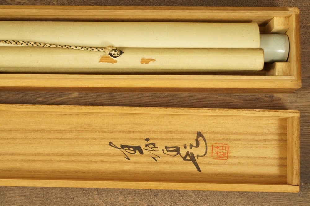 Zusammengerolltes Rollbild in signierter Holzbox mit Kordel Kakemono in Aufbewahrungsbox