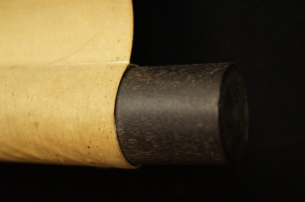 Seidenstoff und dunkles Rollenende Rollendetail