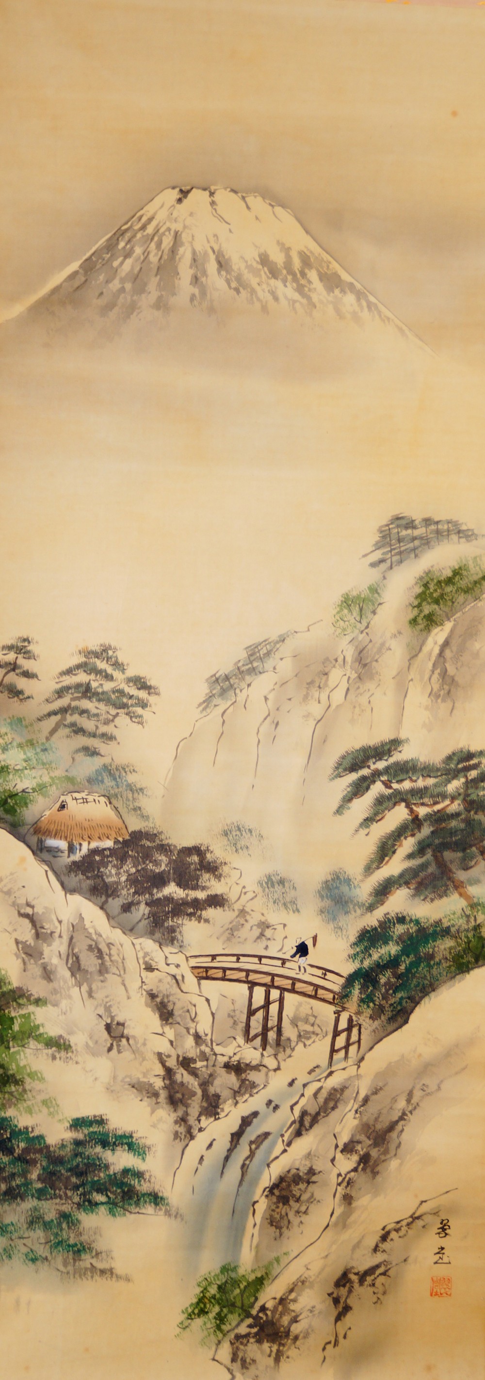 Der Fuji ueber einer bergigen Landschaft mit Bruecke, Wanderer und strohgedeckter Huette im Kakemono von Suido