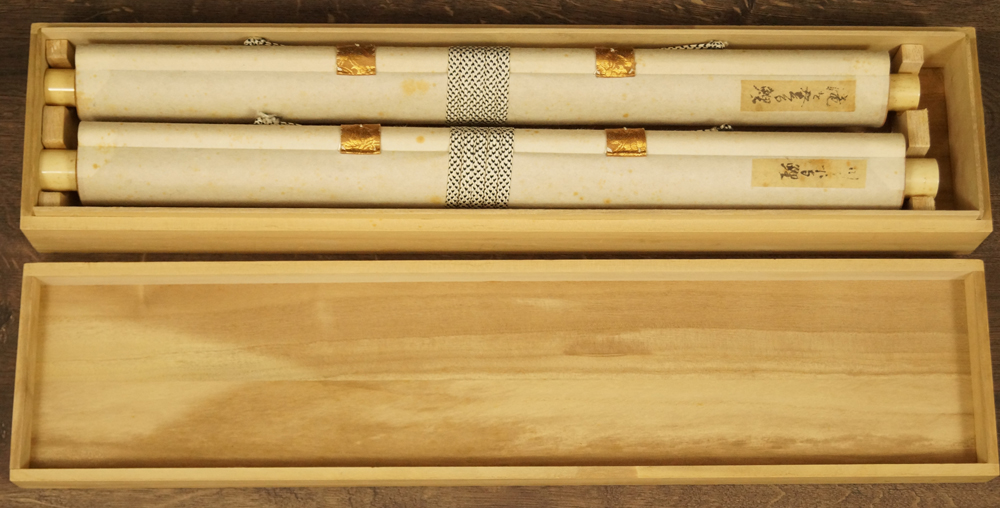 Zwei zusammengerollte Rollbilder in offener Holzbox Kakemono zusammengerollt