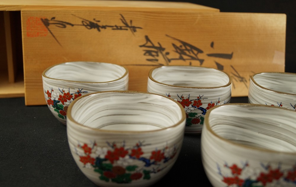 Tee Set mit Blumenmotiv - japanische Handarbeit aus Kutani Porzellan