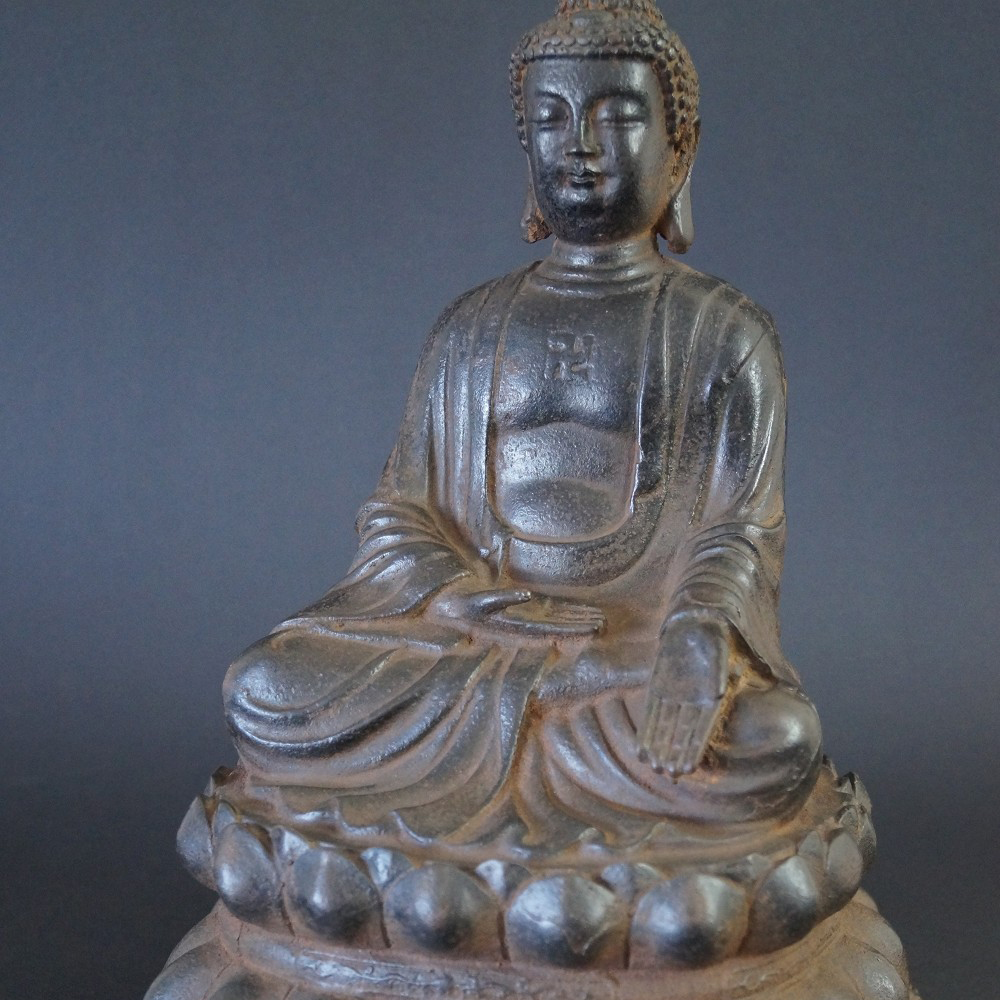 Japanische Buddhafigur aus Eisen Motiv Nahaufnahme Vorschau