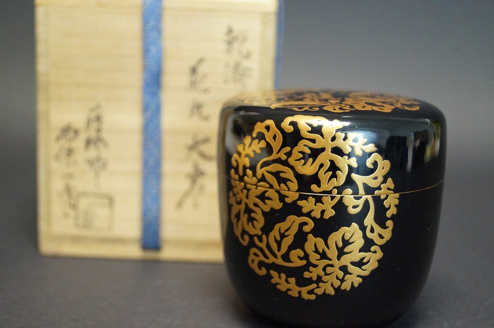 Makie O Natsume mit Bluetenranken-Motiv von Issai Saijo Frontalansicht mit Aufbewahrungsbox