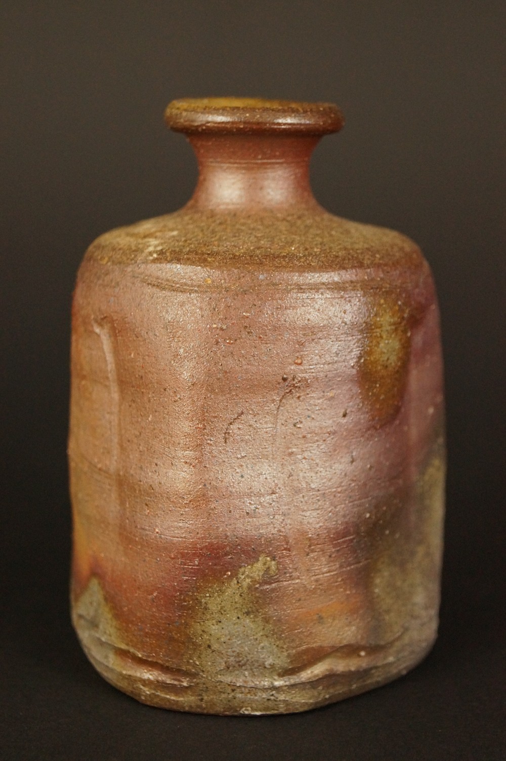 Bizen tokkuri by Harada Totsuki front view