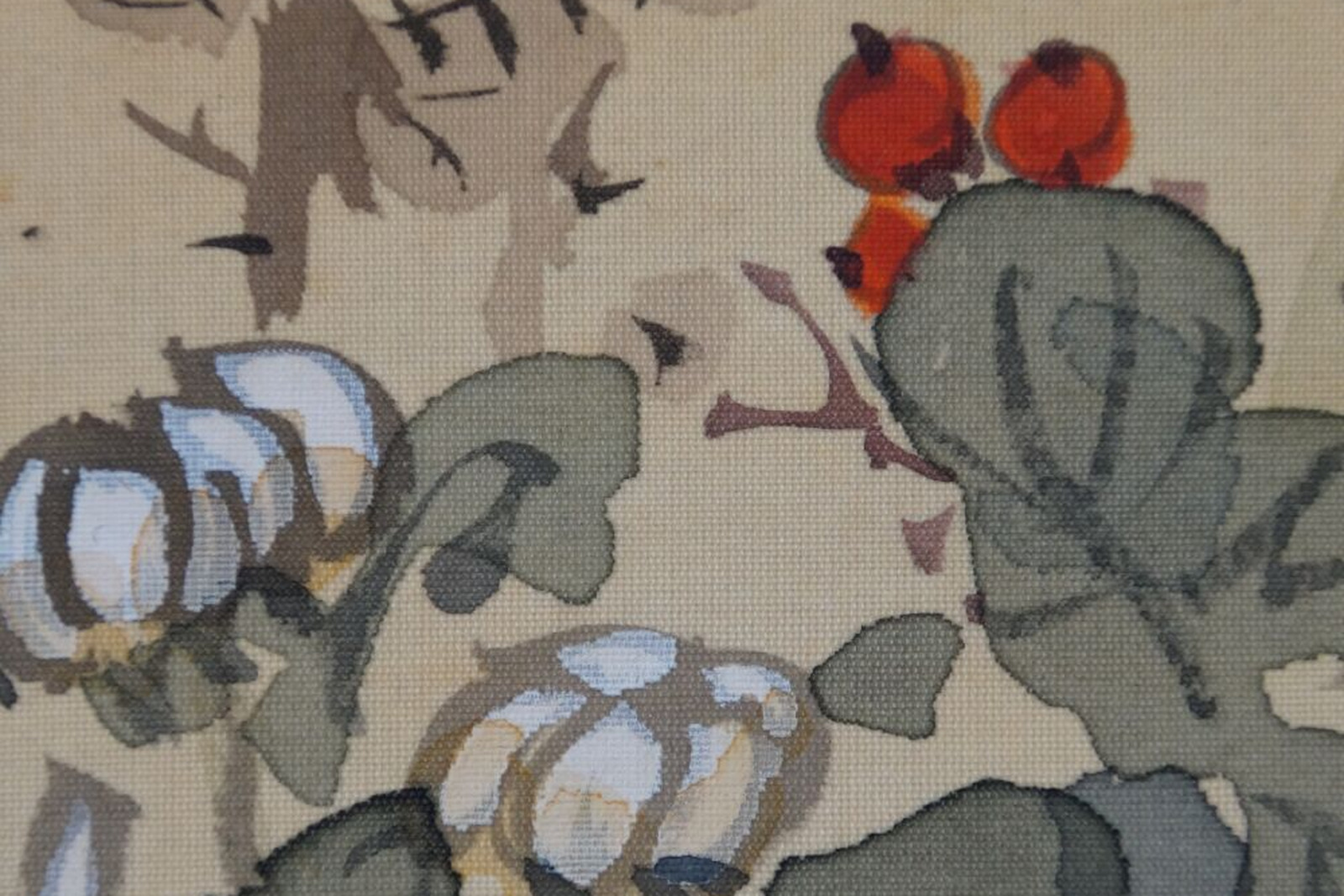 Ausschnitt einer Kakemono-Malerei auf Seide mit weißen Chrysanthemenblüten, graugrünen Blättern und roten Beeren