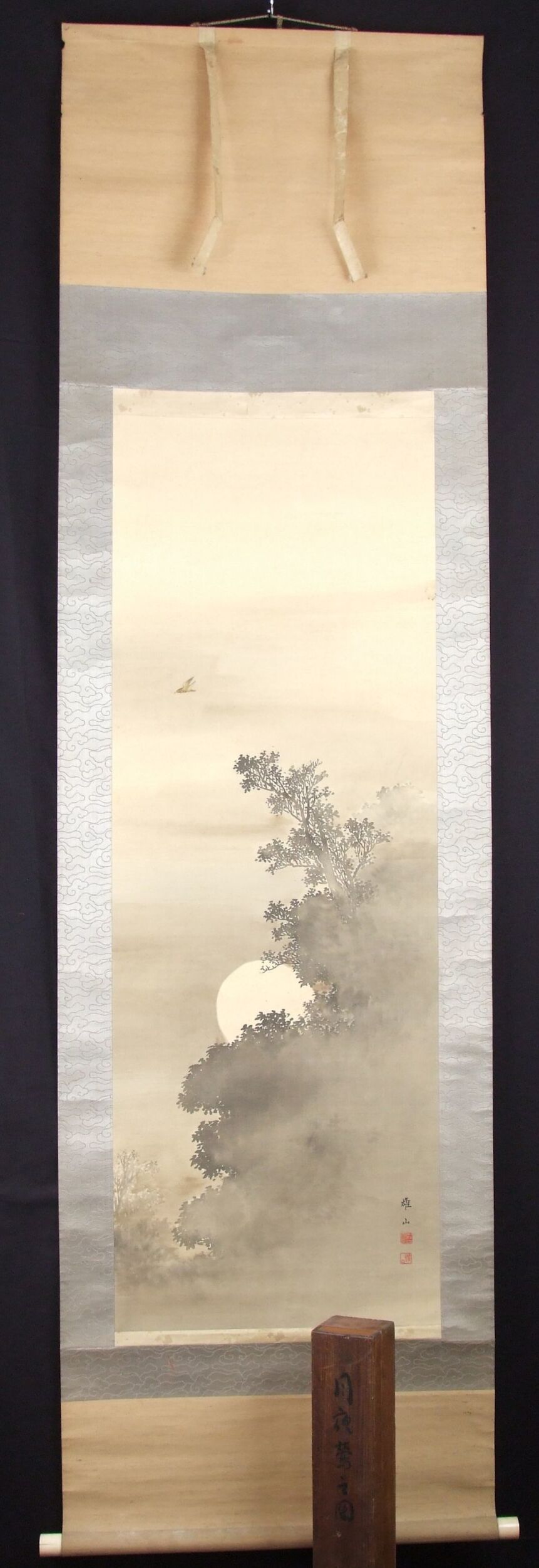 Kakemono Vollmond ueber nebeliger Landschaft von Mori Yuzan in voller gerahmter Ansicht mit Aufbewahrungsbox