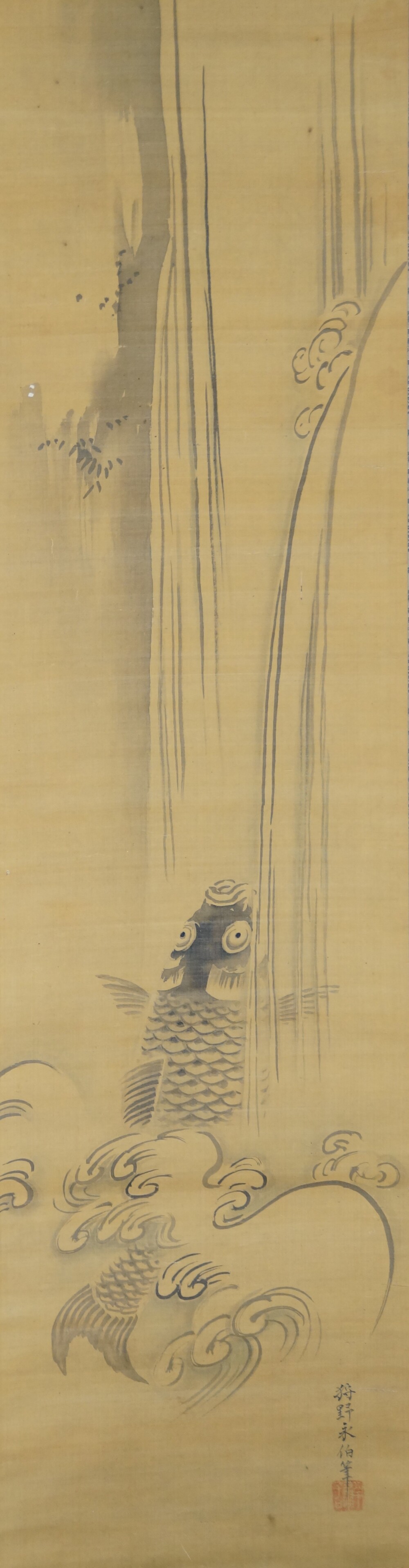 Aufsteigender Karpfen mit grossen runden Augen am Wasserfall in der Aufstieg-Rolle des Kakemono-Sets von Kano Eihaku mit Kuenstlersignatur