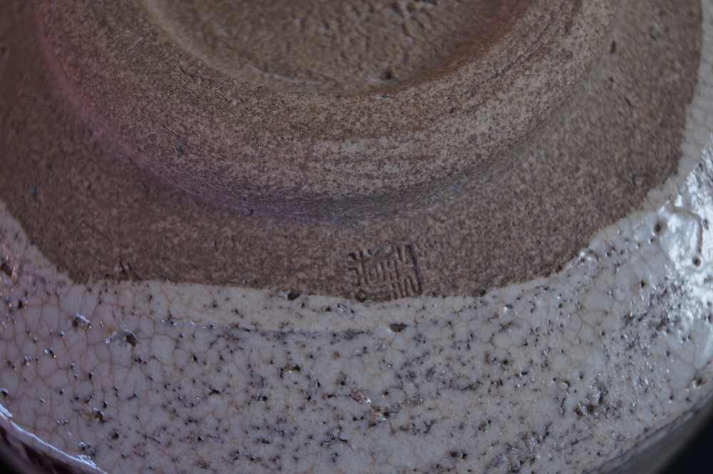 Oribe tea bowl chawan by Tetsuzan Matsumoto potter's mark close-up