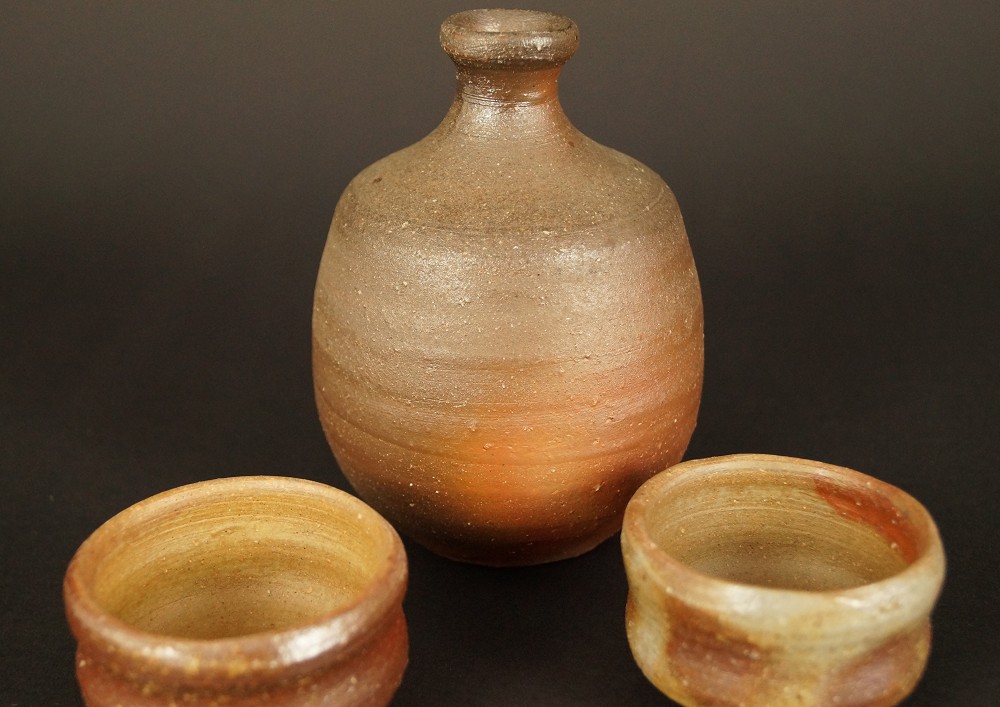 Bizen Tokkuri Set with 2 Guinomi Set Front View