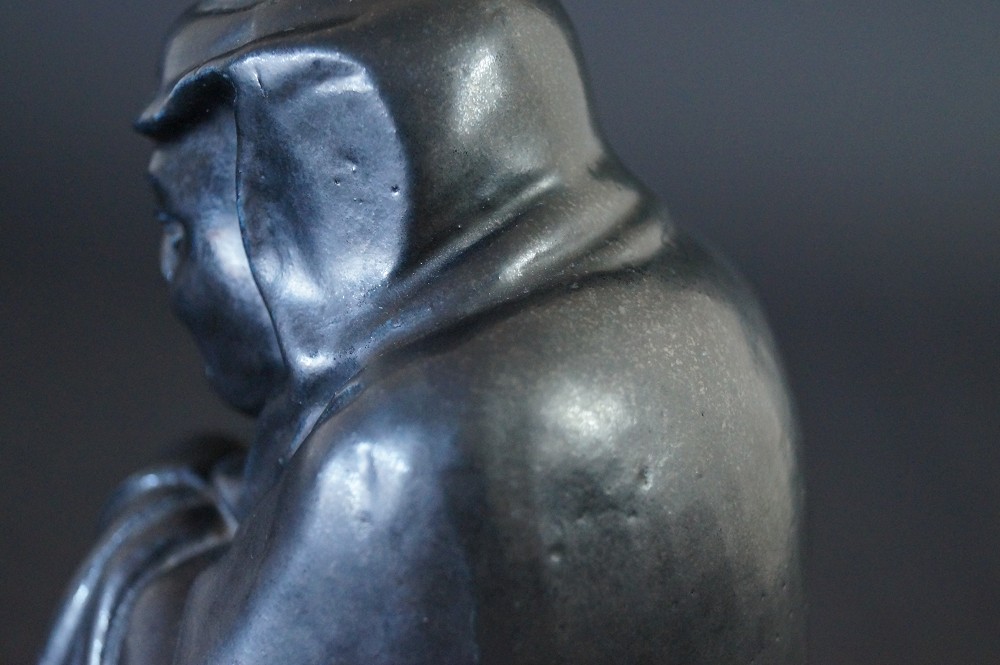 Bodhidharma Daruma Figur aus schwarzem Porzellan Seitenansicht 3