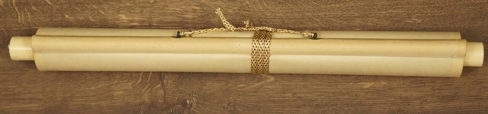 Zusammengerolltes Kakemono mit Kordel Kakemono zusammengerollt