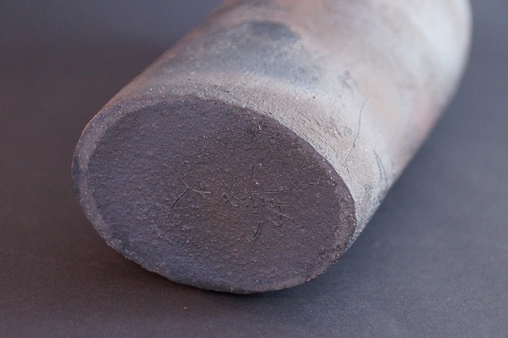 Kasama Vase by Kashiwa Touen Hobun Potter's Mark Close-Up