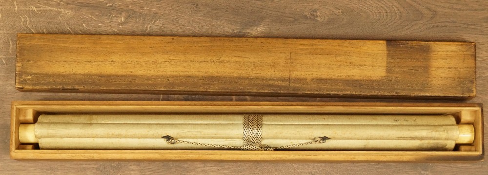 Two puppies in the snow kakemono in storage box