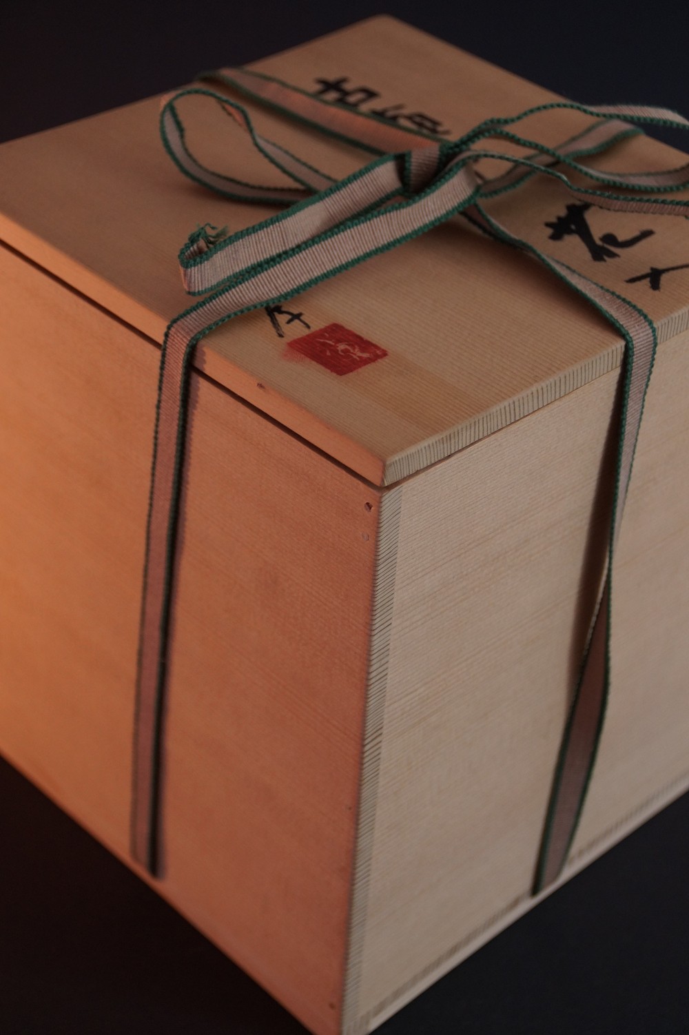 Seto Vase by Shunrei Kato Storage Box Lid Close-Up