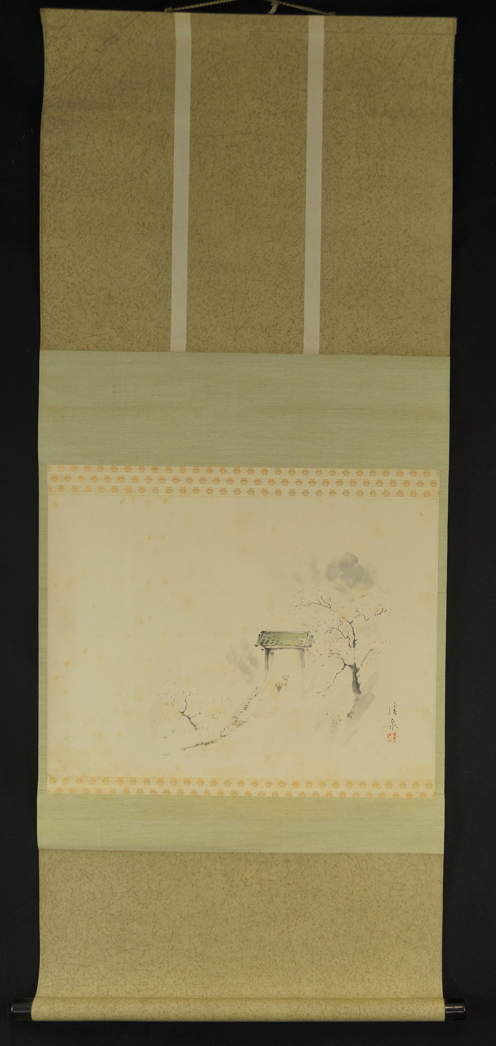 Gesamtansicht des haengenden Kakemono mit Torii und bluehenden Baeumen