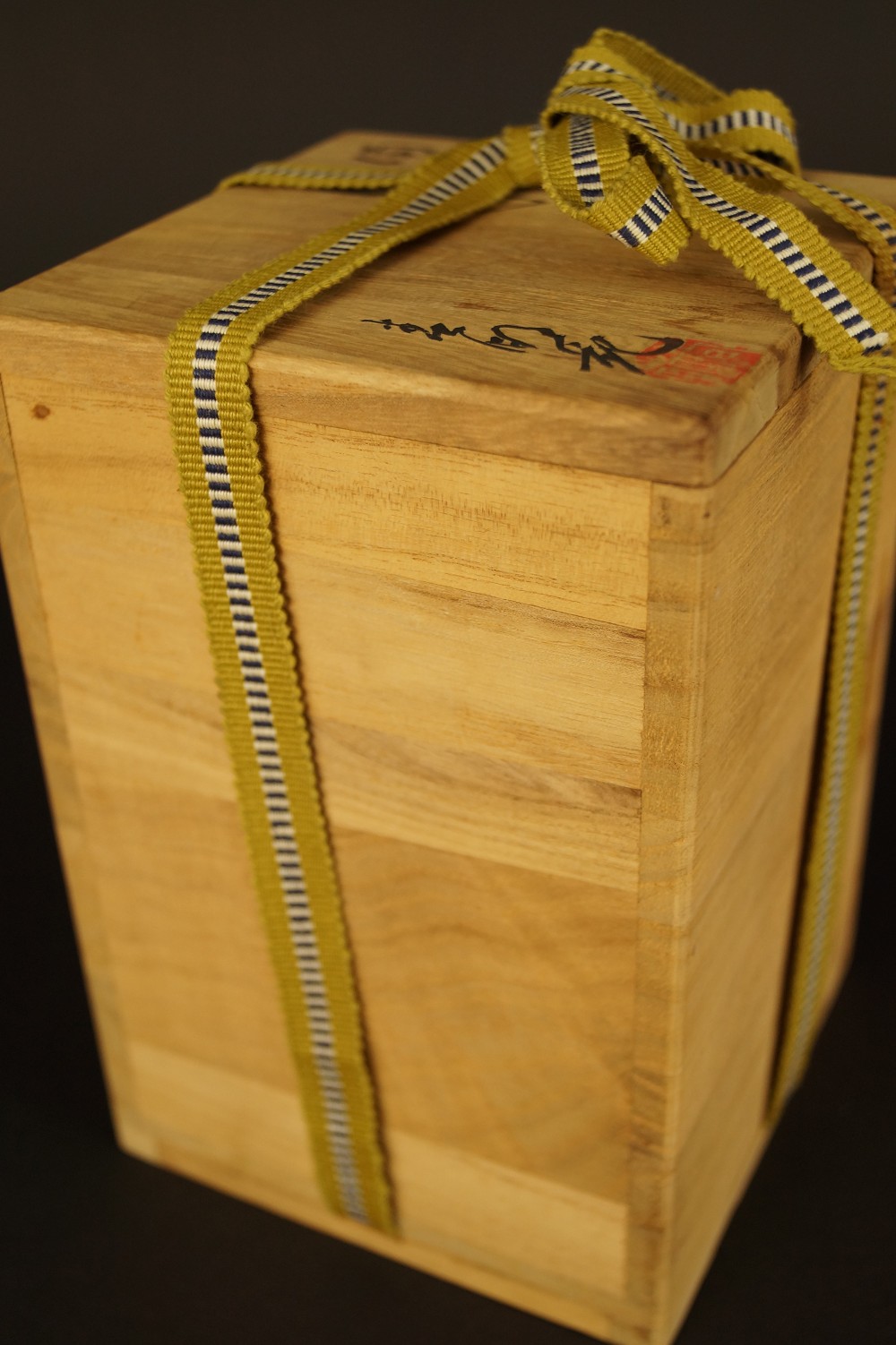 Tokkuri and guinomi made of Bizen ware storage box with cord