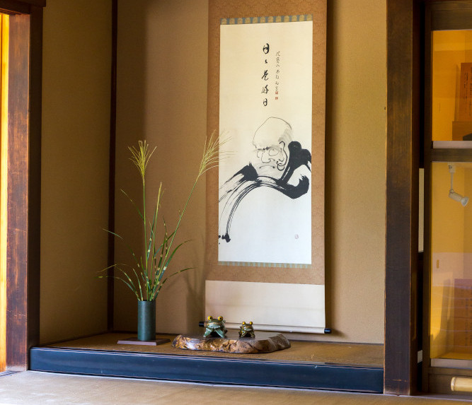 Japanische Tokonoma mit Vase und Bodhidharma Kalligrafie