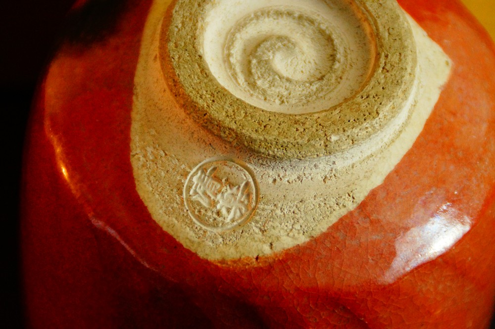 Nahaufnahme des spiralfoermig strukturierten Bodens mit rundem Kuenstlerstempel des Chawan