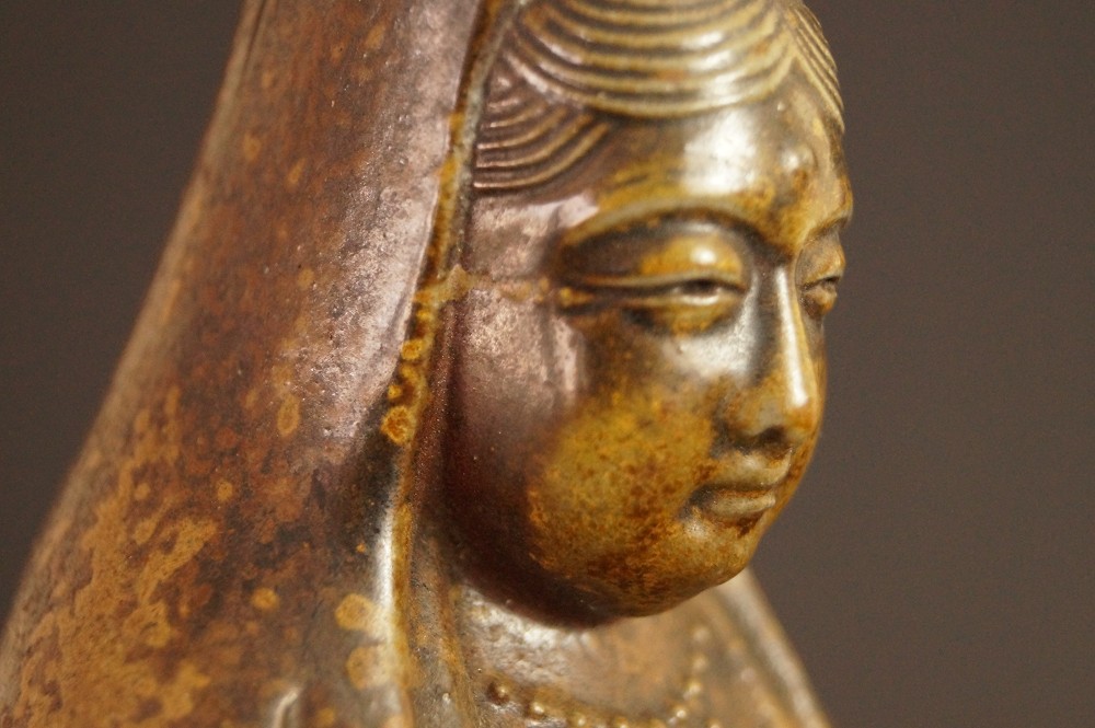 Kannon figure made of Bizen ware by Shibaoka Tsukuru close-up of the face in side light Motif Close-Up 1