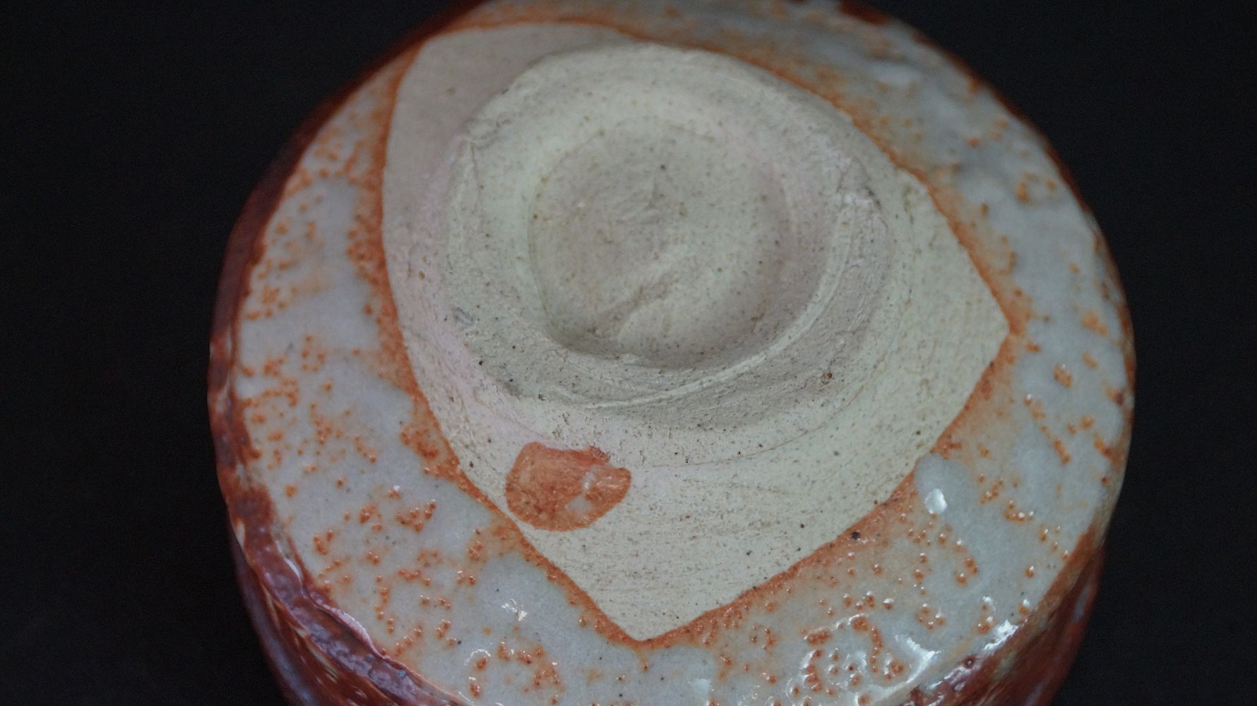 Detail view of the unglazed foot of the chawan tea bowl made of Shino ware