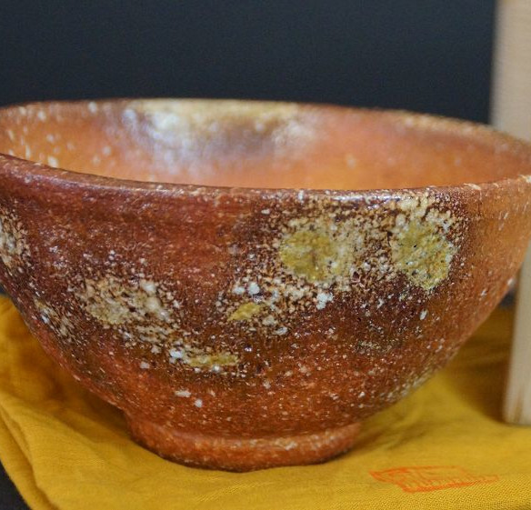 Chawan made of Shigaraki ware by Shogetsu Matsuoka with reddish-brown fire skin and natural ash inclusions