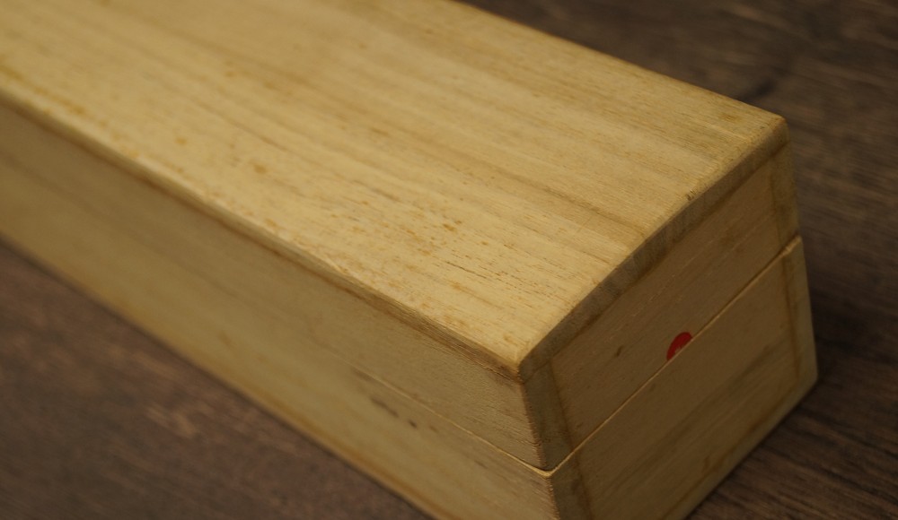 Beauty Hanging Scroll Storage Box Close-Up