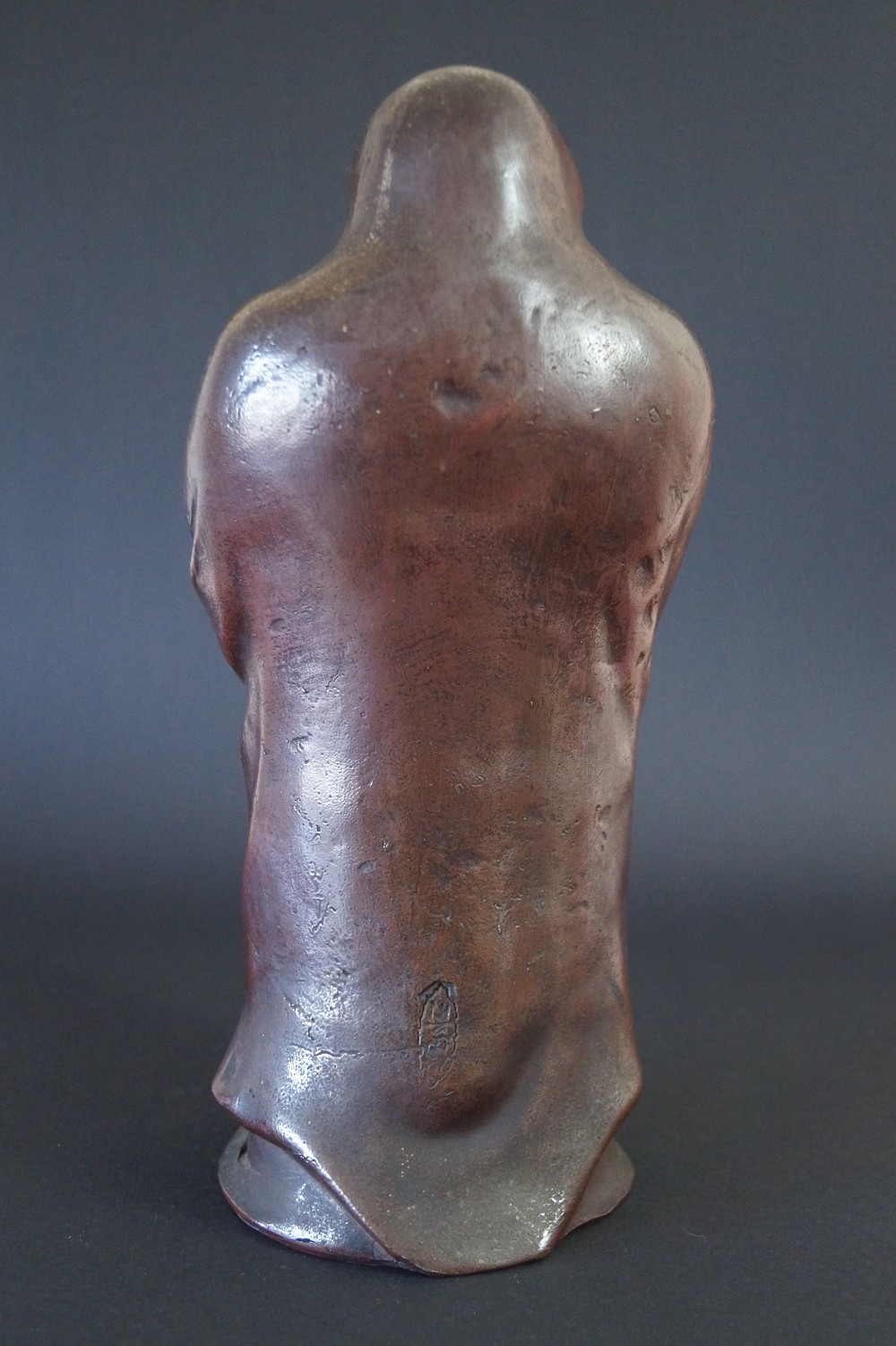 Bodhidharma Daruma Figur aus Bizen Keramik Rueckansicht