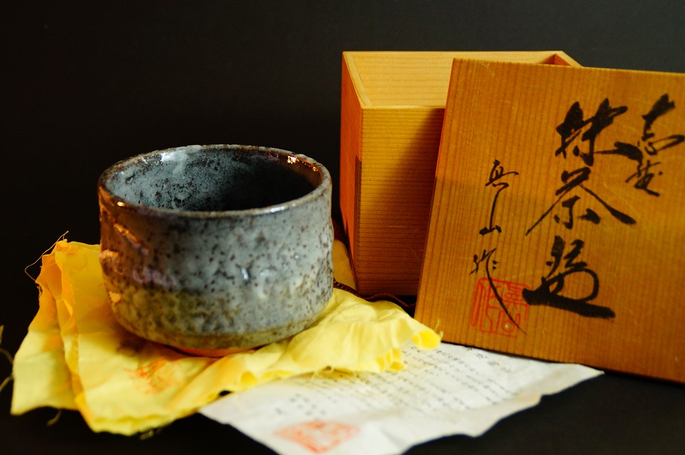 Chawan Tea Bowl Made of Oribe Ware by Ito Shinzan Front View with Storage Box