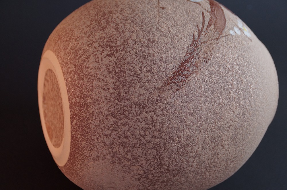 Shigaraki vase by Kaoru Ohara base close-up