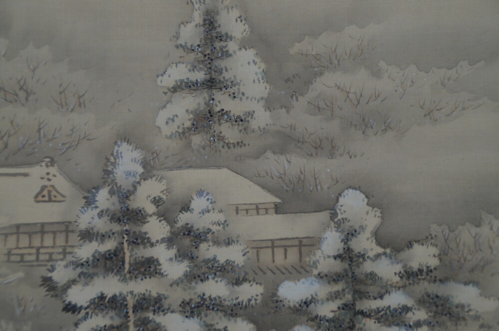 Weitere Nahaufnahme der schneebedeckten Kiefern vor dem Anwesen in der Winter-Rolle des 2er Sets Kakemono Ikeda Kyuka