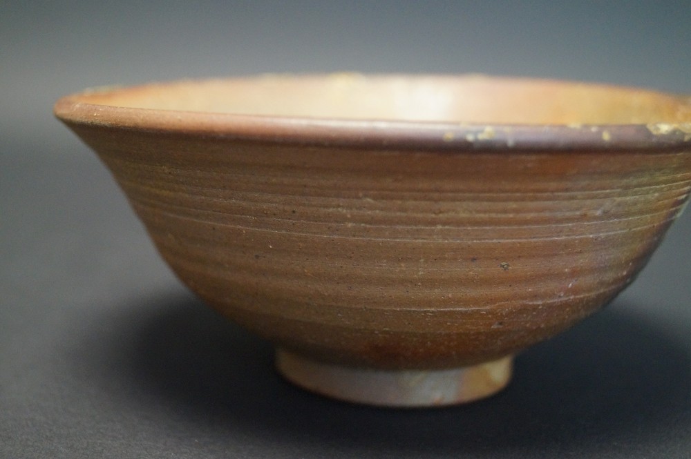 Handgetöpferte japanische Teeschale (Chawan) Bizen Keramik