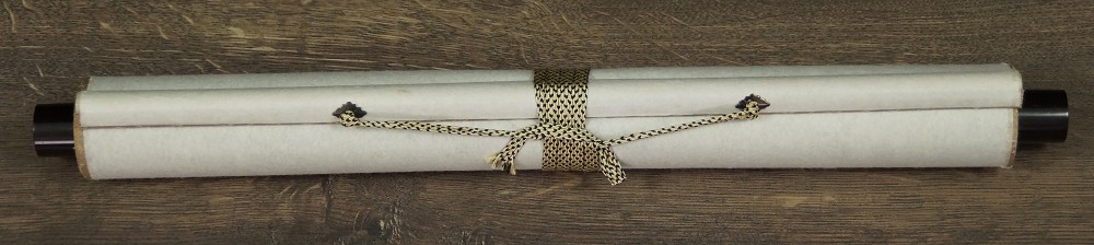 Zusammengerolltes und mit Kordel verschnuertes Kakemono mit Jikusaki aus Holz