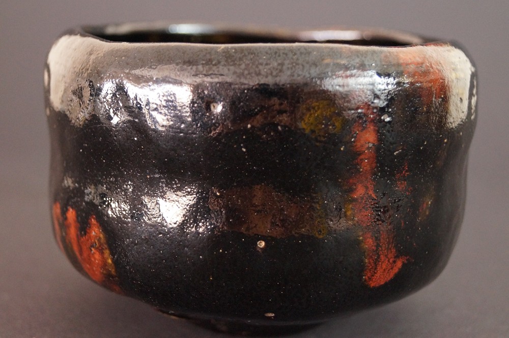Kuroraku - handgetöpferte japansiche Teeschale (Chawan) Kyoto Keramik