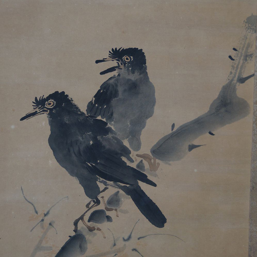 Extreme Nahaufnahme der beiden schwarzen Voegel mit gelb-schwarz gemustertem Auge im Kakemono Zwei Voegel auf einem Baum