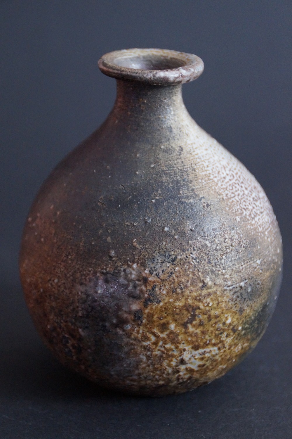 Bizen tokkuri side view 2