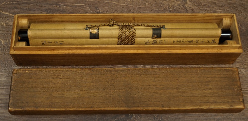 Japanisches Rollbild Fuji und Kraniche von Kano Yoshinobu zusammengerollt in Aufbewahrungsbox